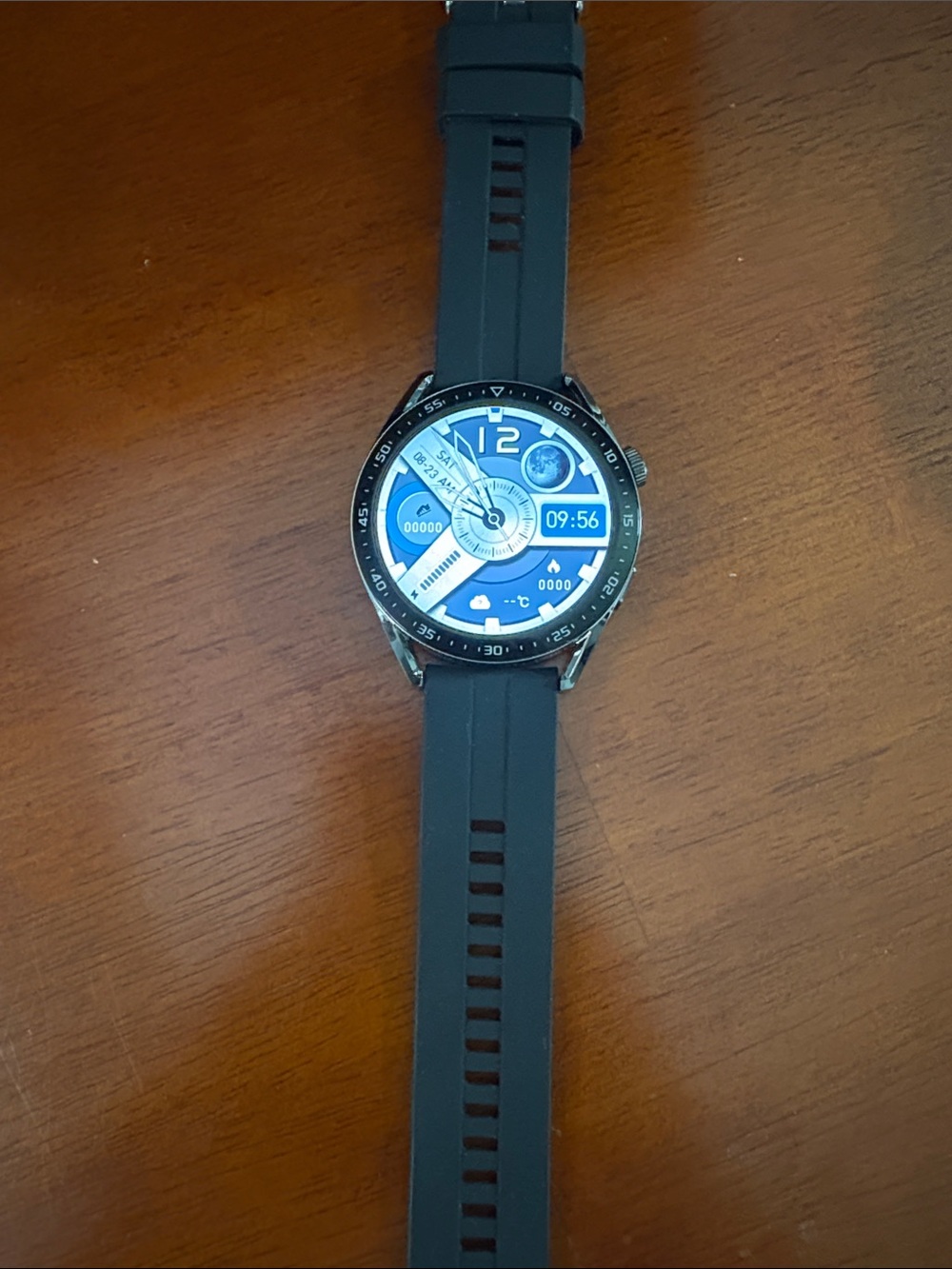 HW 28 smartwatch with charger and case